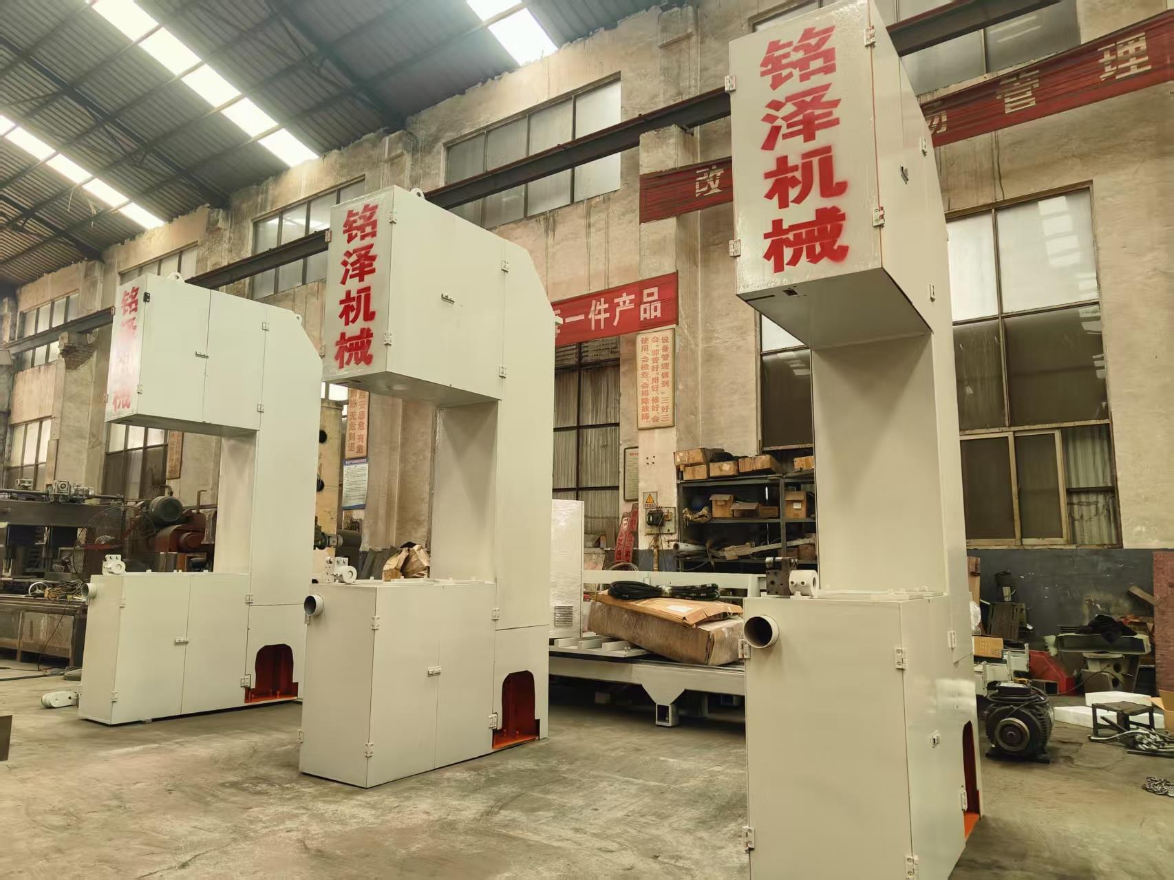 铭泽石墨带锯机的锯带是什么材质的？